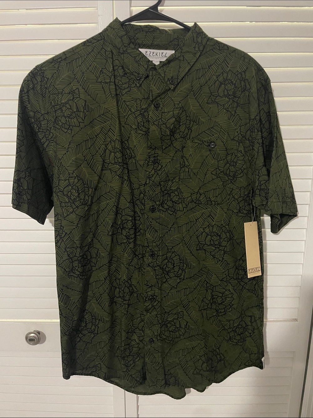 Ezekiel Green Short-Sleeve Button-Up Shirt with Black Leaf & Floral Print